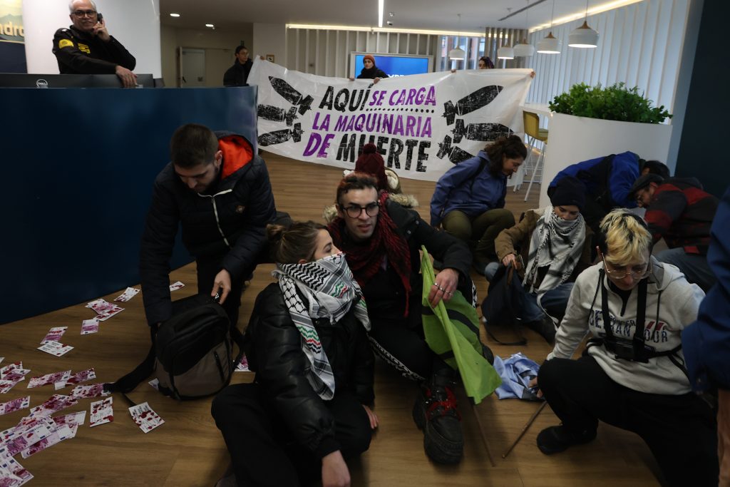Un centenar de activistas climáticos irrumpen en las oficinas de Indra para denunciar la inversión militar