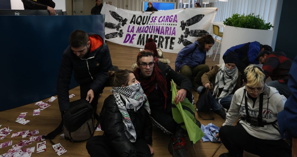 Un centenar de activistas climáticos irrumpen en las oficinas de Indra para denunciar la inversión militar