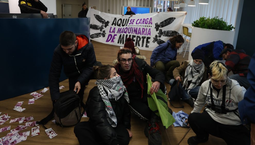 Un centenar de activistas climáticos irrumpen en las oficinas de Indra para denunciar la inversión militar