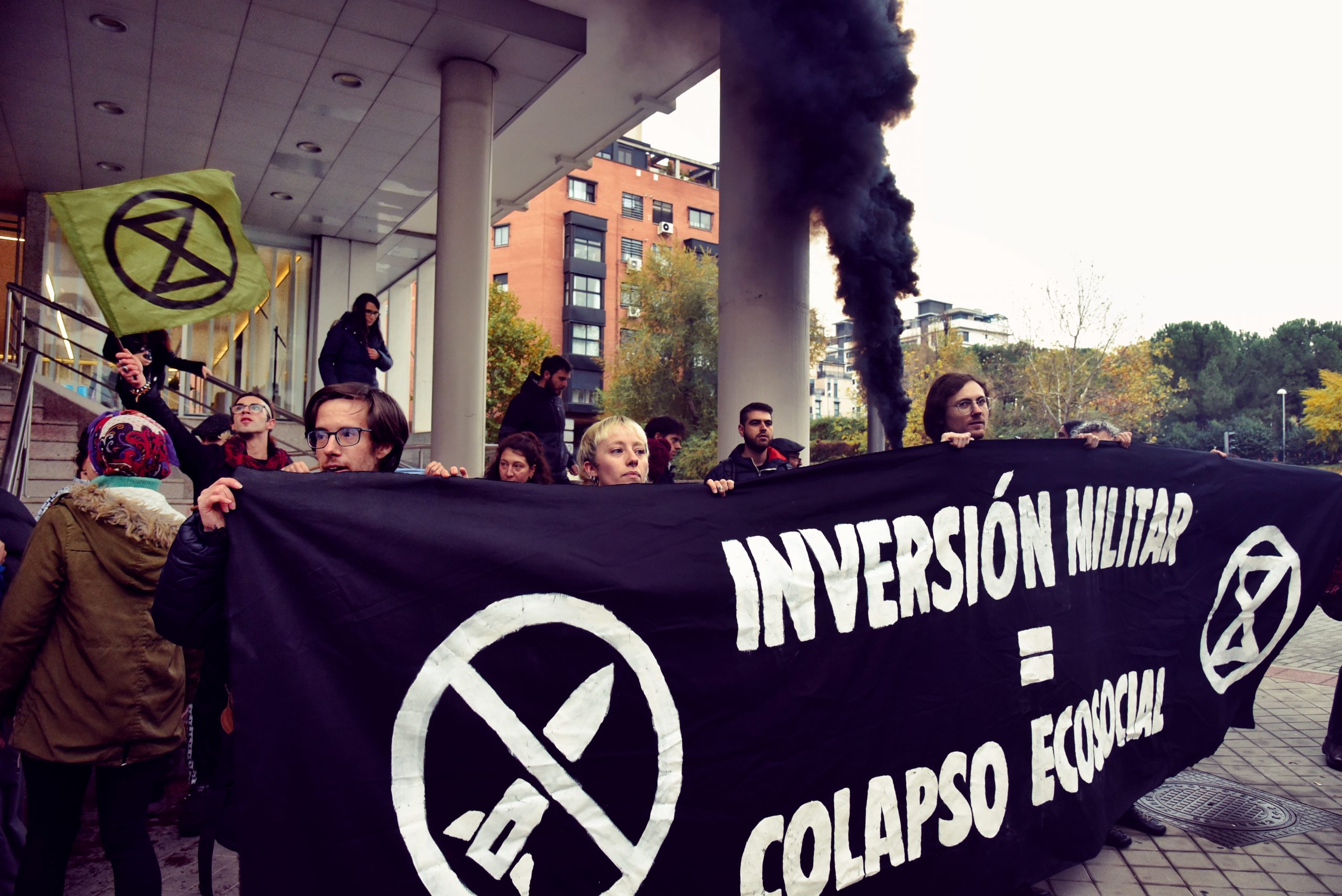 Un centenar de activistas climáticos irrumpen en las oficinas de Indra para denunciar la inversión militar