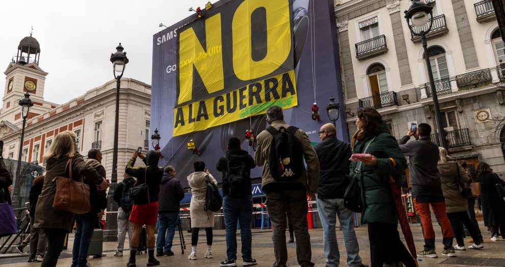Greenpeace descuelga una pancarta gigante en la Puerta del Sol de Madrid con el NO A LA GUERRA