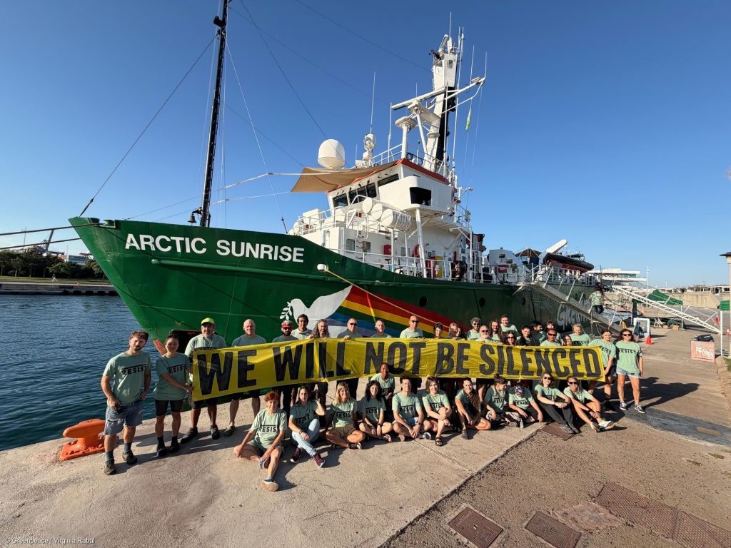 Greenpeace despliega un enorme ojo en el Hemisfèric de Valencia con el mensaje “El mundo está observando” en defensa de los activistas acusados en el caso Sagunto