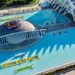 Greenpeace despliega un enorme ojo en el Hemisfèric de Valencia con el mensaje “El mundo está observando” en defensa de los activistas acusados en el caso Sagunto