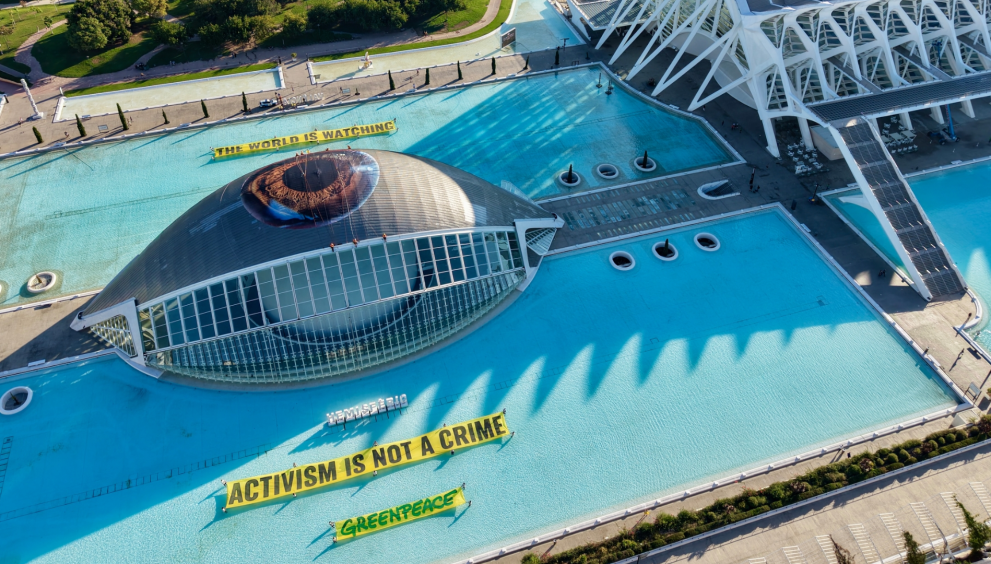 Greenpeace despliega un enorme ojo en el Hemisfèric de Valencia con el mensaje “El mundo está observando” en defensa de los activistas acusados en el caso Sagunto