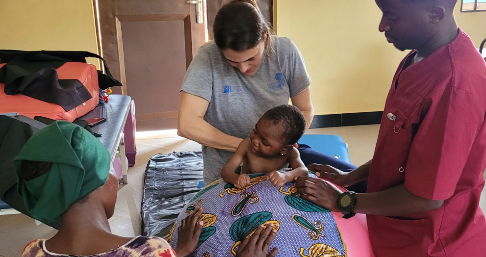 Fundación DACER lleva sus proyectos de neurorrehabilitación a África y amplía su impacto en pacientes y familias