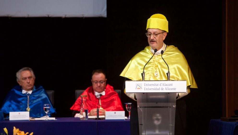 Saberlo bien y contarlo mejor: Nicolás Olea, doctor honoris causa