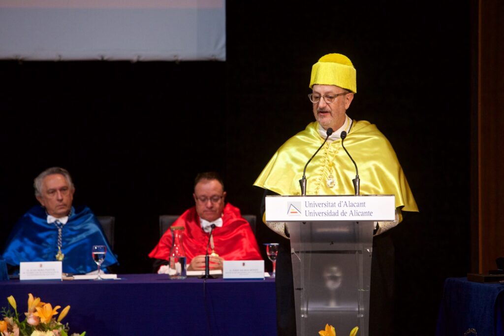 Saberlo bien y contarlo mejor: Nicolás Olea, doctor honoris causa